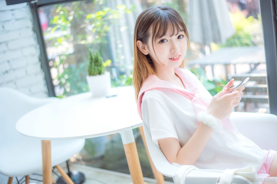 “还打个屁。”庞统翻了翻白眼道：“等着，刘璝应该很快就回来了，我要亲自去一趟阆中，说服张任他们倒戈。”从这里去阆中大营一路上关卡重重，要过关卡，路上花的时间未必就比刘璝从成都过来短，因此在收到消息的时候，庞统就已经决定要出发。